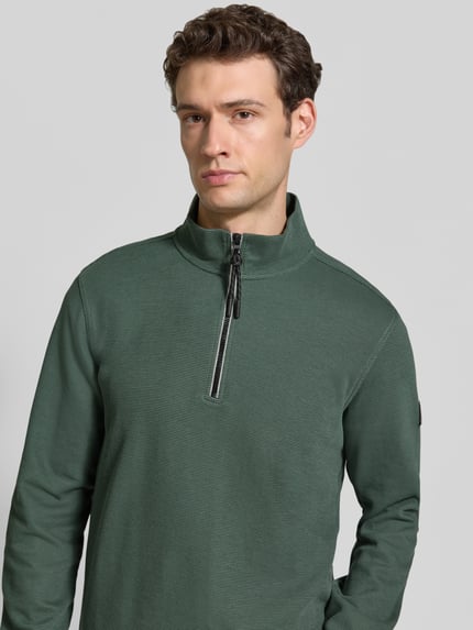 Männermodel trägt Relaxed Fit sweatshirt aus katoenmix Modell 'SELANIK' van LERROS in donkergroen met schipperskraag, nahaufnahme oberkörper, Heren sweatshirt, ruglengte maat M: 68 cm, mouwlengte maat M: 65 cm