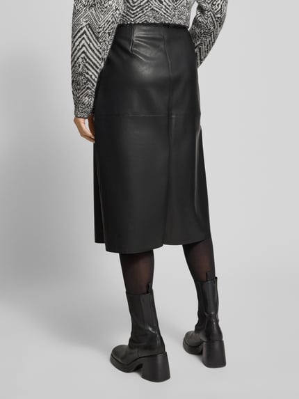 Vrouwenmodel draagt Ausgestellter Midi-Rock in Glattleder-Optik van s.Oliver BLACK LABEL, zwart, unifarben, recht zoom, rugaanzicht.