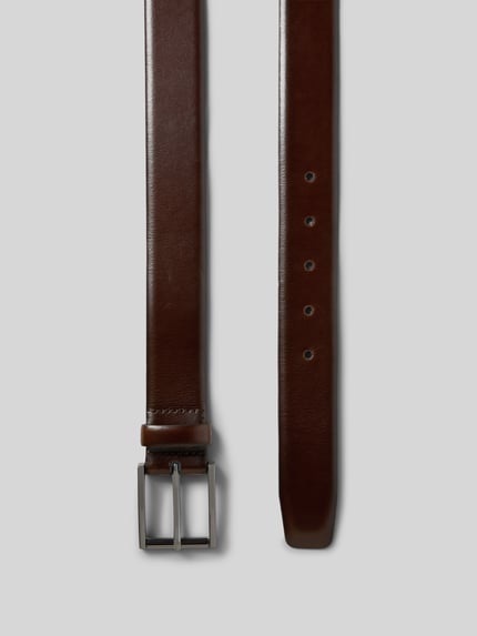 Produktfoto, brauner Gürtel mit Dornschließe von Christian Berg Men aus echtem Leder, klassische Passform, 4 cm breit bei Größe 110