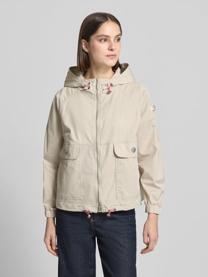 Vrouwenmodel draagt dames jack van katoenmix, recht model met capuchon, tweewegritssluiting, labelpatch. Jacke mit Zweiwege-Reißverschluss Modell 'DOLORES NEO' van Frieda & Freddies, voorkant totaalbeeld.
