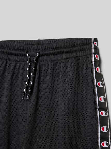 Productfoto, Straight Fit Shorts aus Mesh met logo-detail van CHAMPION, zwart, elastische tailleband met trekkoord, bandwijdte maat 140: 36 cm, binnenbeenlengte maat 140: 20 cm, sportieve structuur