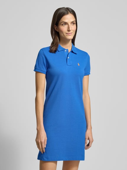 Frauenmodel trägt Regular Fit Minikleid mit Logo-Stitching Modell 'Polo' von Polo Ralph Lauren in Blau, reine Baumwolle, Ganzkörperansicht von vorne.
