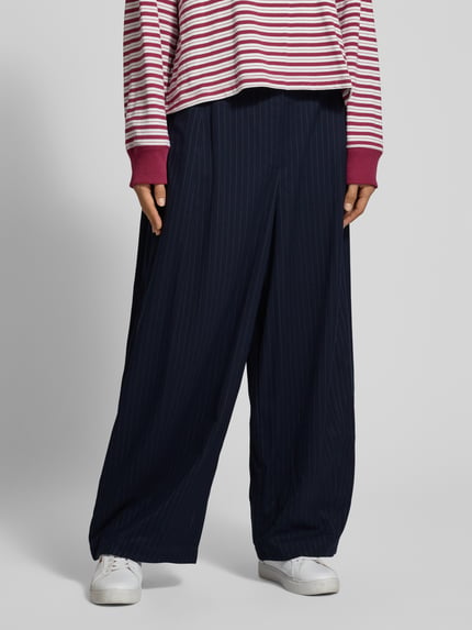 Kobiece model prezentuje spodnie Barrel Fit Hose Modell 'Bambus' od LOLLYS LAUNDRY, mieszanka wiskozy, wzór na całej powierzchni, zapięcie na guzik, szerokość w rozmiarze S: 35 cm, długość wewnętrzna nogawki w rozmiarze S: 69 cm, ujęcie całej sylwetki z przodu