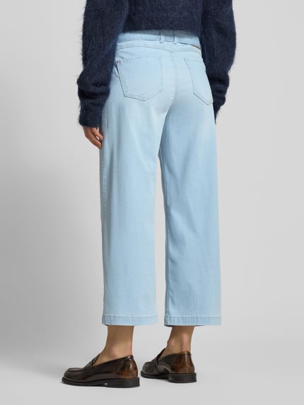 Frauenmodel trägt Jeans mit weitem Bein und Gürtel Modell 'Linn City' von Angels, hellblaue Baumwollmischung, Ganzkörperansicht Rückansicht