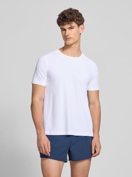 Männermodel trägt T-Shirt mit Strukturmuster Modell 'TELLER TEE' von Ellesse in Weiß, Regular Fit, feine Textur, Nahaufnahme Oberkörper.