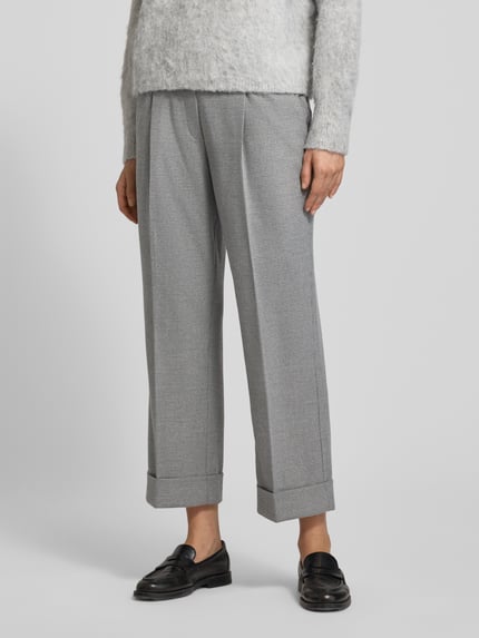 Vrouwenmodel draagt Hose mit Umschlag und Bügelfalten Modell 'Maikito pepita' van OPUS in grijs met omslag, regular fit, elastische tailleband, detailopname benen.