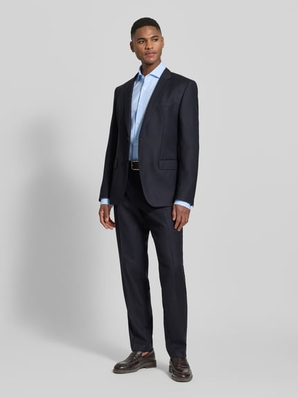 Männermodel trägt Slim Fit Freizeithemd aus reiner Baumwolle von BOSS, Optik: Unifarben, Haifischkragen, Ganzkörperansicht von vorne.
