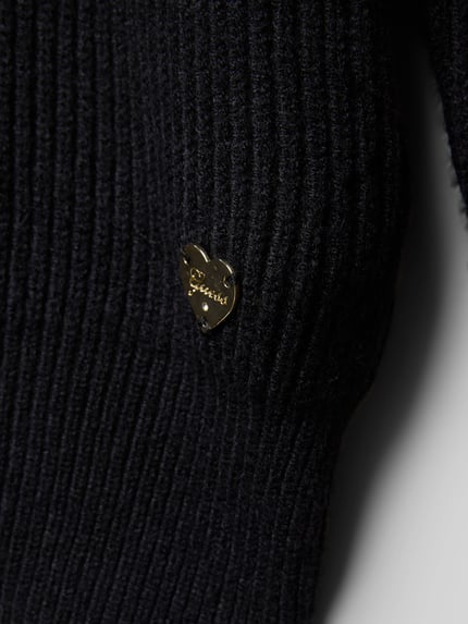 Produktfoto, Strickpullover mit Rollkragen von Guess z mieszanki wiskozy, czarny, gruba faktura, żebrowane wykończenia, metalowy detal z logo.
