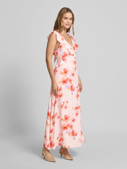 Vrouwenmodel draagt Maxikleid aus Viskose mit Volants Modell 'Callindra' van mbyM, zuiver viscose, A-lijn, V-hals, ruglengte maat S 111 cm, borstwijdte maat S 34 cm, pastelroze met oranje bloemenprint, volants, geheelbeeld voorkant