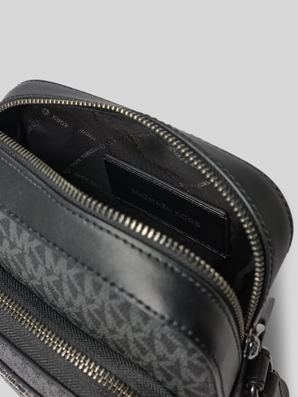Produktfoto, torba na ramię Umhängetasche mit Logo-Muster Modell 'HUDSON' od Michael Kors, wzór z logo na całej powierzchni, detal z logo, główna przegroda z zamkiem błyskawicznym, regulowany pasek, szerokość w rozmiarze 1: 19 cm, długość w rozmiarze 1: 25 cm, głębokość w rozmiarze 1: 9 cm, długość paska w rozmiarze 1: 104 cm