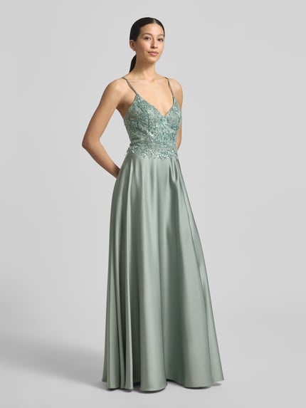 Vrouwenmodel draagt 'Abendkleid mit Perlen und V-Ausschnitt' van Laona, satijn, getailleerde fit, maxi, kralen, V-hals, voorkant totaalbeeld.