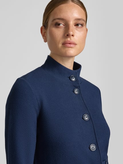 Frauenmodel trägt Regular Fit Kurzblazer aus Baumwoll-Mix von Betty Barclay in Dunkelblau mit strukturierter Oberfläche, Nahaufnahme Oberkörper. Damen Kurzblazer von Betty Barclay