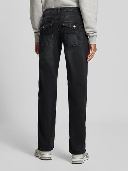 Frauenmodel trägt Regular Fit Jeans Wide Fit mit Low Waist von ONLY, dunkelblaue Denim-Optik, 5-Pocket-Design, Ganzkörperansicht Rückansicht.