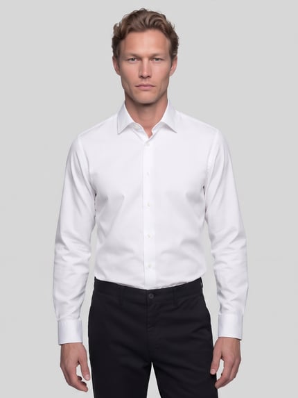 Männermodel trägt weißes Regular Fit Businesshemd aus reiner Baumwolle Modell 'H-Joe-K-C1' von BOSS, Herren Businesshemd, Ganzkörperansicht von vorne.