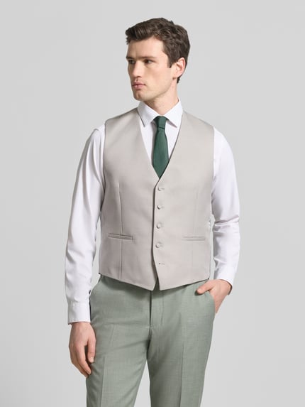 Mannenmodel draagt Regular Fit Weste mit V-Ausschnitt van Wilvorst in lichtgrijs met paspelzakken, materiaalmix met katoen, knoopsluiting, regular fit, v-hals; ruglengte 61 cm, schouderbreedte 37 cm, borstwijdte 54 cm; geheel lichaamsaanzicht van voren.