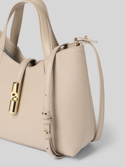 Produktfoto, Handtasche mit Applikation Modell 'GOCCIA' von FURLA in Beige, offene Struktur, kurze Tragegriffe, verstellbarer Schultergurt, Reißverschlussfach innen, Breite 28 cm, Länge 23 cm, Tiefe 11 cm, Schulterriemen 97 cm, goldene Details, feine Leder-Textur.