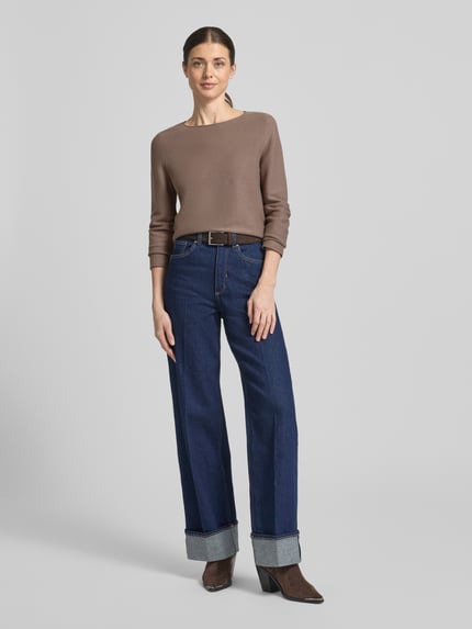 Frauenmodel trägt Regular Fit Strickpullover aus reiner Baumwolle von Marc O'Polo, Optik: Unifarben, Label-Stitching-Applikation, Rundhals, Langarm, Rollsaum an Ärmelabschluss und Rumpfabschluss, Materialverarbeitung: Strick, Ganzkörperansicht von vorne.