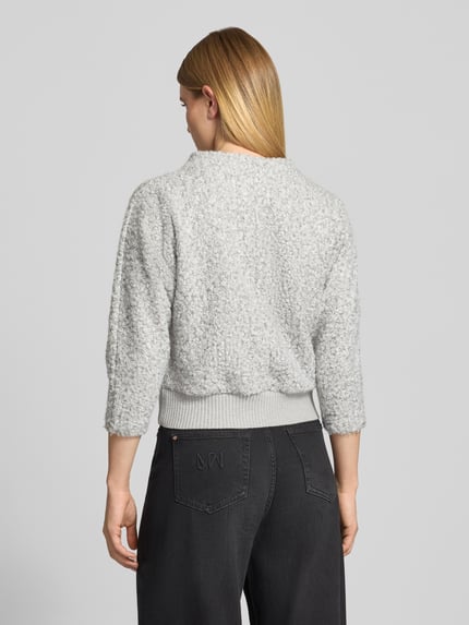 Frauenmodel trägt Sweatshirt mit Fleece-Struktur Modell 'Gometta' von OPUS in grau meliert, langarm, gerippt, Ganzkörperansicht Rückansicht.