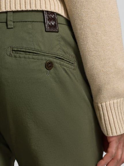 Männermodel trägt Hose mit Gesäßtaschen Modell 'Lupus' von Mmx, Baumwoll-Mix mit Stretch-Anteil, Regular-Fit, Detailaufnahme Rückansicht.