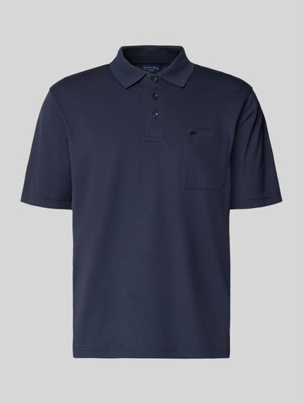 Produktfoto, Regular Fit Poloshirt mit Brusttasche von Christian Berg Men, dunkelblau, Baumwoll-Mix, Polokragen, Knopfleiste, Rückenlänge 68 cm bei Größe M, glatte Textur.