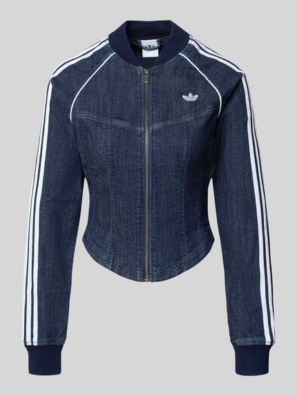 Produktfoto, dunkelblaue Regular Fit Jeansjacke aus Baumwoll-Mix Modell 'SUPERSTAR' von adidas Originals, Damen Jeansjacke, sichtbare Nähte, weiße Streifen, silberner Reißverschluss, strukturierte Denim-Oberfläche
