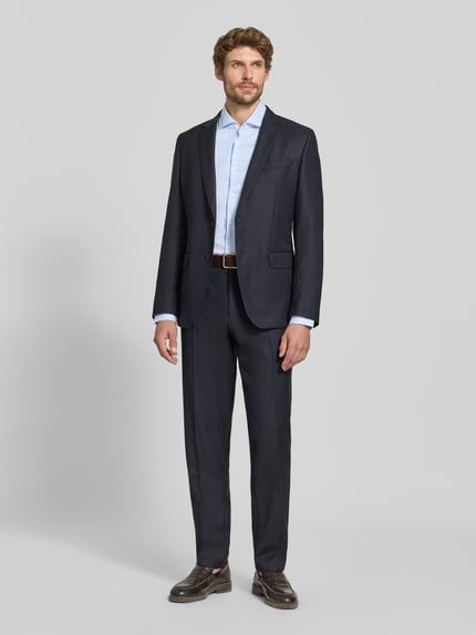 Männermodel trägt Slim Fit Businesshemd aus Baumwoll-Mix Modell 'HANK' von BOSS, heller Stoff, klassische Form, Ganzkörperansicht von vorne, Herren Businesshemd von BOSS.