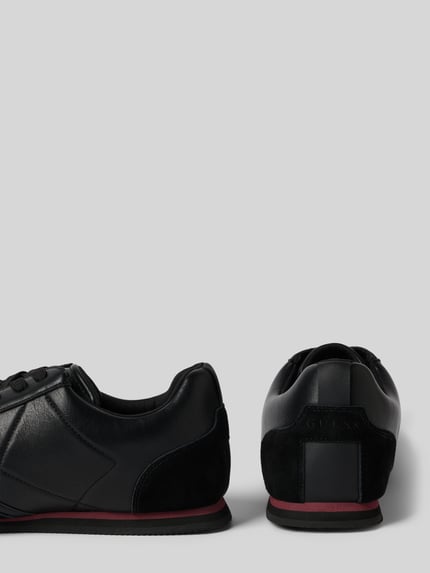 Produktfoto, Schnürschuhe aus Leder-Mix Modell 'Olmo' von Guess, zwart met rood detail, afgeronde pasvorm, geprofileerde zool, herenmode.