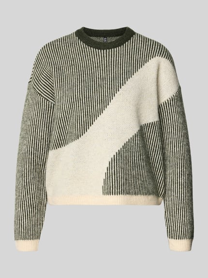 Produktfoto, Loose Fit Strickpullover mit Allover-Muster Modell 'LINNA' von Pieces, gestreiftes Muster in Creme und Khaki, grob gestrickte Struktur.