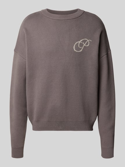 Productfoto, Relaxed Fit Strickpullover aus reiner Baumwolle van PROHIBITED in taupe, ribboorden, labelstitching op borst, Heren, puur katoen, relaxed fit, ruglengte 64 cm, mouwlengte 59 cm