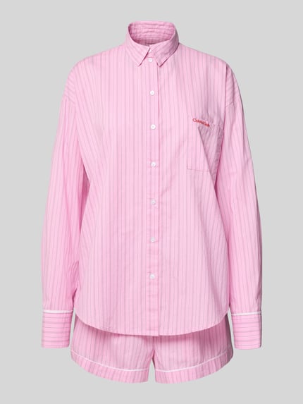 Produktfoto, Pyjama mit Label-Stitching von Calvin Klein Underwear in Rosa mit feinen Streifen, Oberteil mit Hemdblusenkragen und Shorts aus Baumwolle, relaxter Schnitt, elastischer Bund, Brusttasche, weiße Zierdetails