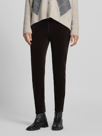 Vrouwenmodel draagt Slim Fit broek met lyocell-aandeel in verkorte pasvorm van Luisa Cerano, mix van katoen en lyocell, 5-pocketmodel, knoop- en ritssluiting, donkerbruin, zachte textuur, Dames broek, bandwijdte maat 36: 35 cm, binnenbeenlengte maat 36: 70 cm, voorkant close-up