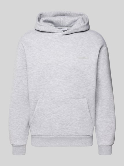 Productfoto, lichte grijze 'Hoodie met kangoeroezak' van REVIEW, katoenmix, losse fit, labeldetail, elastische boorden, kap met voering