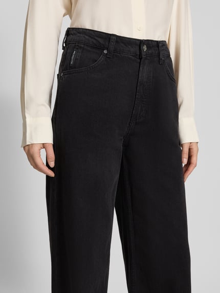 Frauenmodel trägt Wide Leg Jeans aus Baumwoll-Mix Modell 'TOMMA' von Marc O'Polo Denim in Schwarz, 5-Pocket-Design, Nahaufnahme Oberkörper.