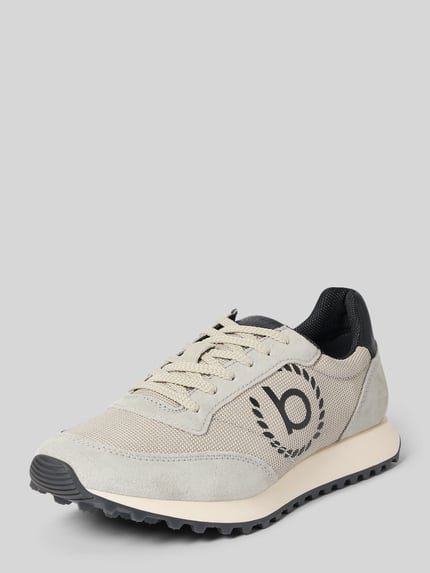 Productfoto, Sneaker met label-details model 'Bierman' van bugatti, afgeronde vorm, vetersluiting, gestructureerde zool, beige tinten, context: heren sneaker, hakhoogte 3 cm, schachthoogte en schachtwijdte 9 cm.