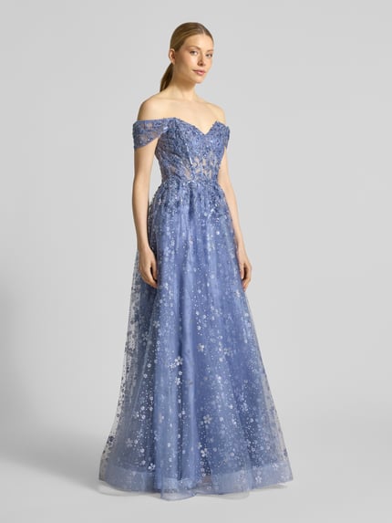 Frauenmodel trägt Maxikleid mit Stitchings und Pailletten von Unique in A-Linie, Mesh-Textur, blauer Farbton, Ganzkörperansicht von vorne.