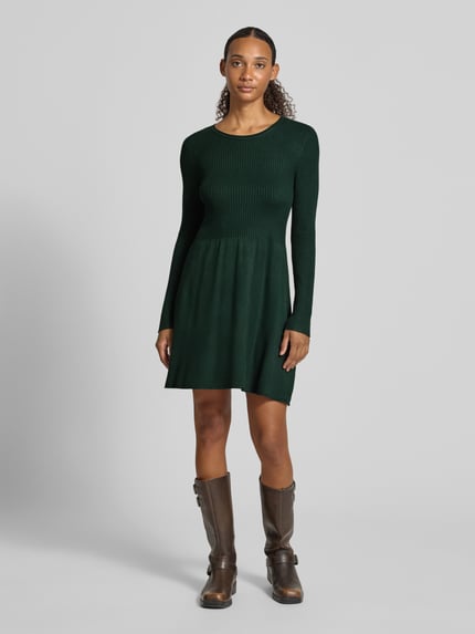 Frauenmodel trägt Regular Fit Strickkleid aus Viskose-Mix Modell 'ALMA' von ONLY in Dunkelgrün, Damen Strickkleid, Ganzkörperansicht von vorne.