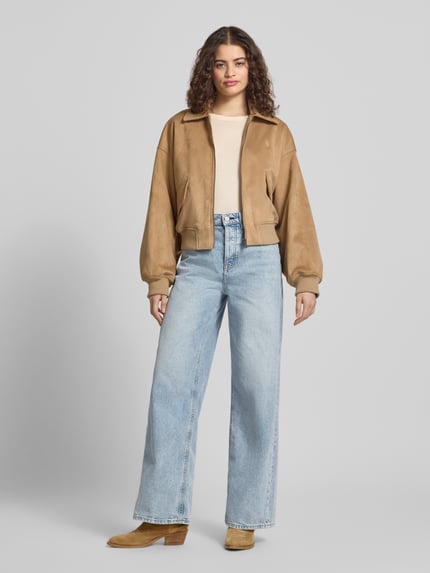 Frauenmodel trägt Wide Leg Jeans aus Baumwoll-Mix von Tommy Jeans, hellblauer Denim, 5-Pocket-Design, High Waist, Ganzkörperansicht von vorne.