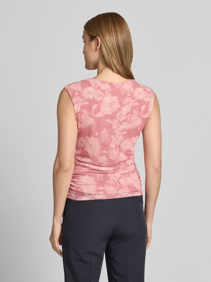 Frauenmodel trägt T-Shirt mit Raffungen und Rundhalsausschnitt von Jake*s Collection, Material-Mix mit Stretch-Anteil, körpernaher Schnitt, florales Muster, Rückenlänge bei Größe 38: 62 cm, Ganzkörperansicht Rückansicht.