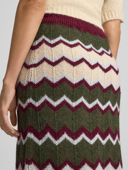 Vrouwenmodel draagt Strickrock mit geripptem Bund van miss goodlife in Materiaalmix met katoen, Zigzagzoom, olijfgroen-bordeaux-beige, detailopname.
