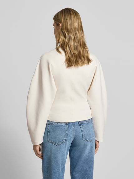 Frauenmodel trägt Sweatshirt mit Rundhalsausschnitt von Gina Tricot aus Baumwoll-Mix mit Stretch-Anteil, leicht abgerundeter Saum, Ganzkörperansicht Rückansicht.