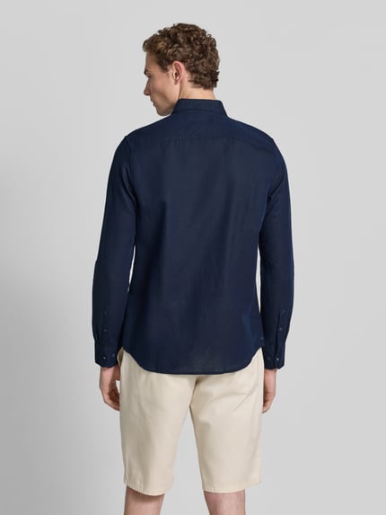 Männermodel trägt Regular Fit Freizeithemd aus Leinen-Baumwoll-Mix von Lerros in Dunkelblau mit Button-Down-Kragen, Knopfleiste, Rückenlänge 75 cm, Schulterbreite 43 cm, Ärmellänge 69 cm, Ganzkörperansicht Rückansicht.