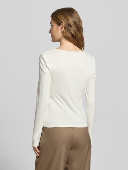 Frauenmodel trägt Slim Fit Langarmshirt aus Viskose-Mix Modell 'SINI' von Only in Unifarbe, Spitze, Rückansicht Ganzkörperansicht.
