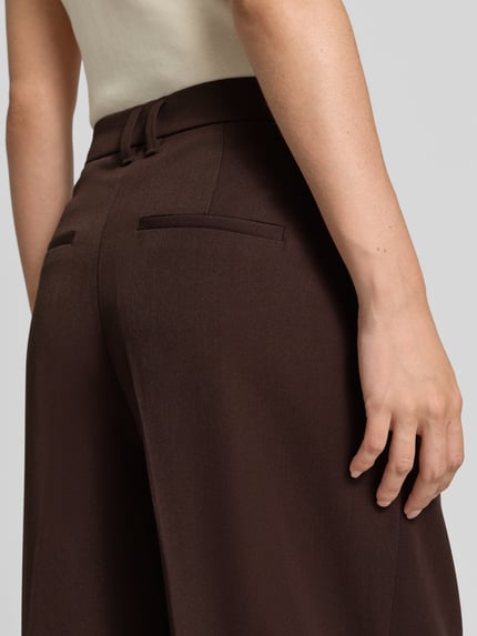 Vrouwenmodel draagt Barrel Fit broek met viscose, donkerbruin, gladde stof, Dames Barrel jeans van s.Oliver RED LABEL, detailopname rugaanzicht
