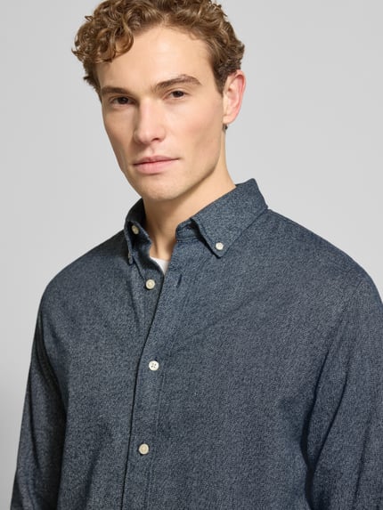 Männermodel trägt Freizeithemd mit Knopfleiste Modell 'LUBARKLEY' von Jack & Jones Premium, Baumwolle, Regular Fit, Nahaufnahme Oberkörper
