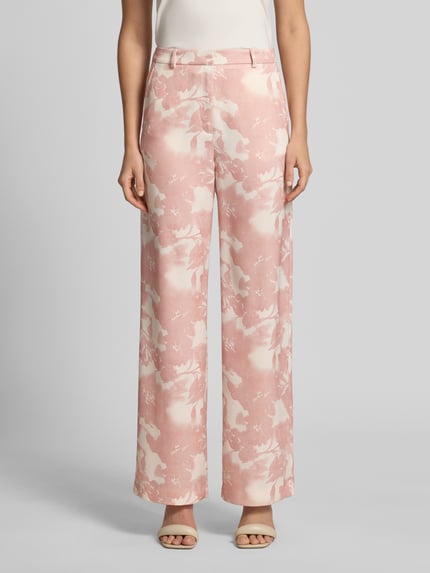 Frauenmodel trägt Stoffhose mit französischen Eingrifftaschen von Jake*s Collection, floraler Allover-Print in Rosa, Ganzkörperansicht von vorne.