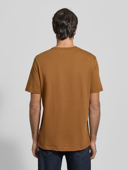 Männermodel trägt Regular Fit T-Shirt aus reiner Baumwolle von Tommy Hilfiger in Optik: Unifarben, Ganzkörperansicht Rückansicht.