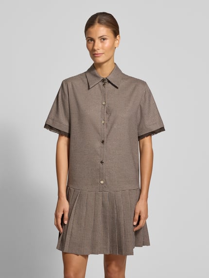 Modelka nosi Minikleid mit Knopfleiste Modell 'ABITO TINTO FILO' od Liu Jo White, materiał bawełniany, krój slim fit, kent kołnierzyk, strass, frędzle na rękawach, długość tyłu 84 cm w rozmiarze 36, szerokość w rozmiarze 36: 48 cm, długość rękawa 26 cm, widok całej sylwetki z przodu.