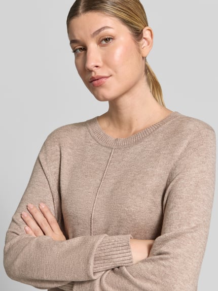 Frauenmodel trägt Knielanges Strickkleid mit Rundhalsausschnitt von Christian Berg Woman, Viskose-Mix, gerippte Abschlüsse, Nahaufnahme Oberkörper.