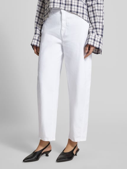 Frauenmodel trägt weiße Barrel Fit Jeans-Culotte aus Baumwoll-Elasthan-Mix Modell 'HANNI' von Raffaello Rossi mit 5-Pocket-Design, Knopf-Reißverschluss und 7/8-Länge, Ganzkörperansicht von vorne.