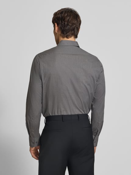 Männermodel trägt Regular Fit Business-Hemd mit haaikraag van Christian Berg Men, puur katoen, met lange mouwen, schouderbreedte 46 cm, ruglengte 78 cm, mouwlengte 66 cm, effen grijs, gladde textuur, geheellichaamsaanzicht achterkant